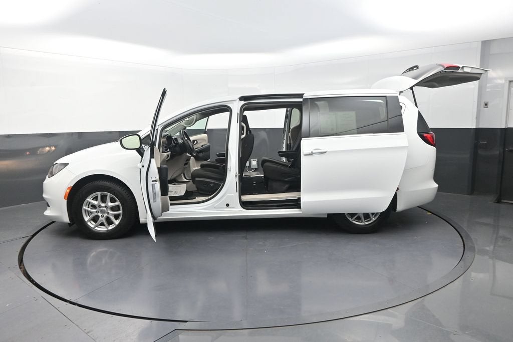 2022 Chrysler Voyager LX