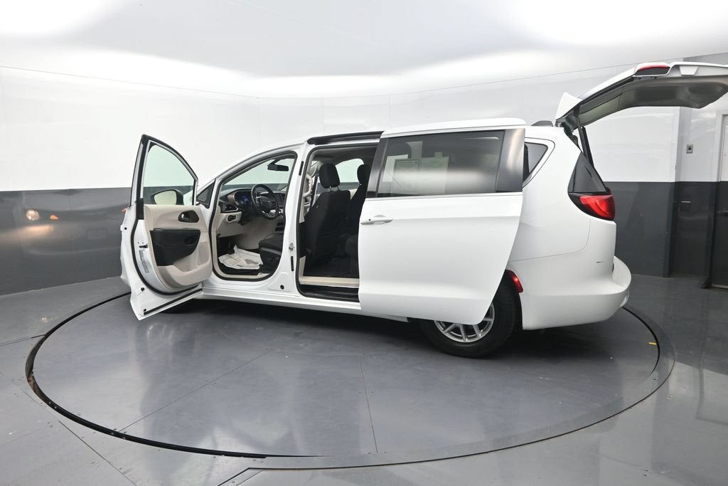 2022 Chrysler Voyager LX