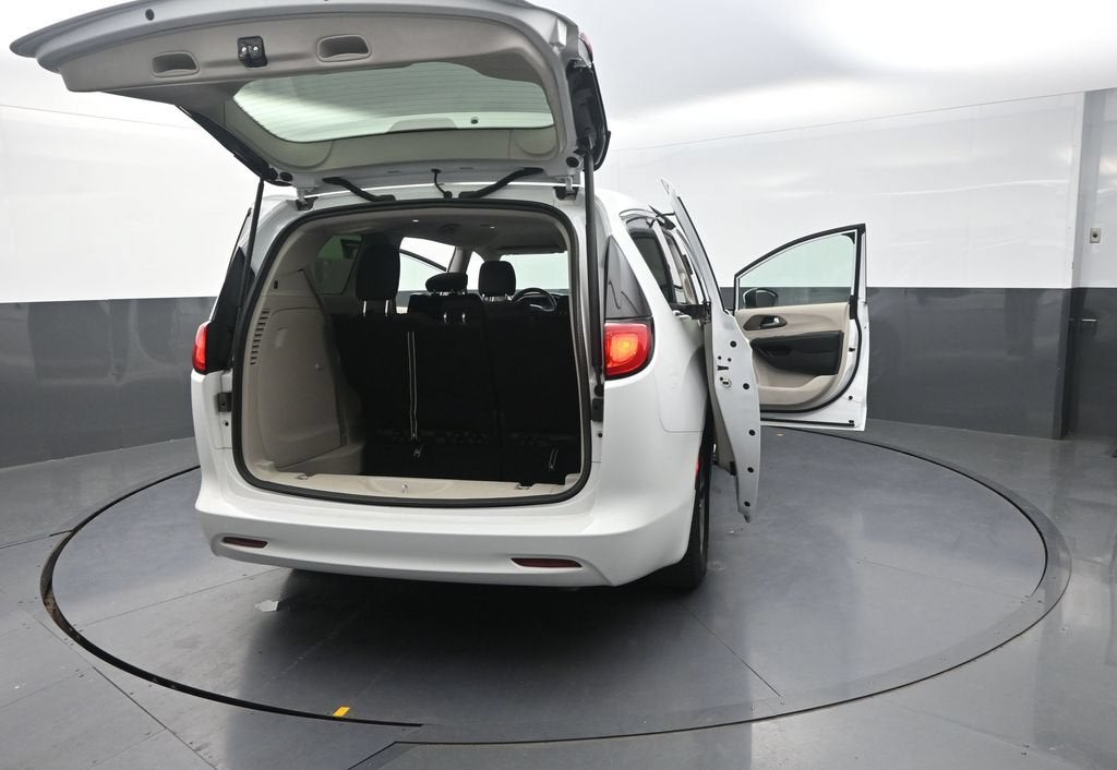 2022 Chrysler Voyager LX