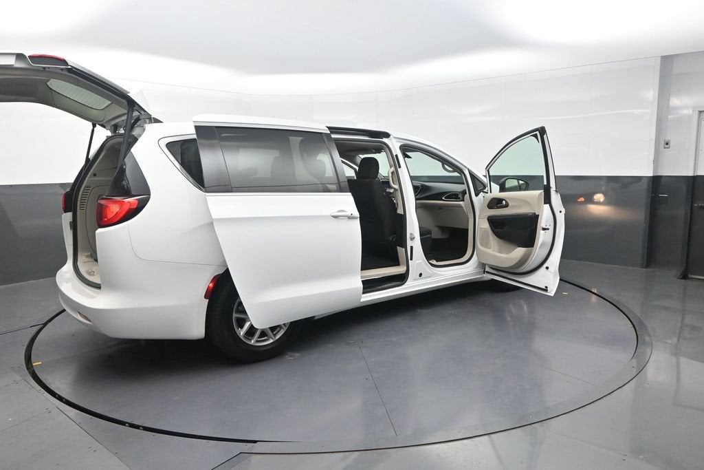 2022 Chrysler Voyager LX