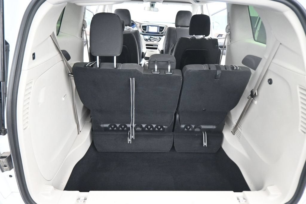 2022 Chrysler Voyager LX