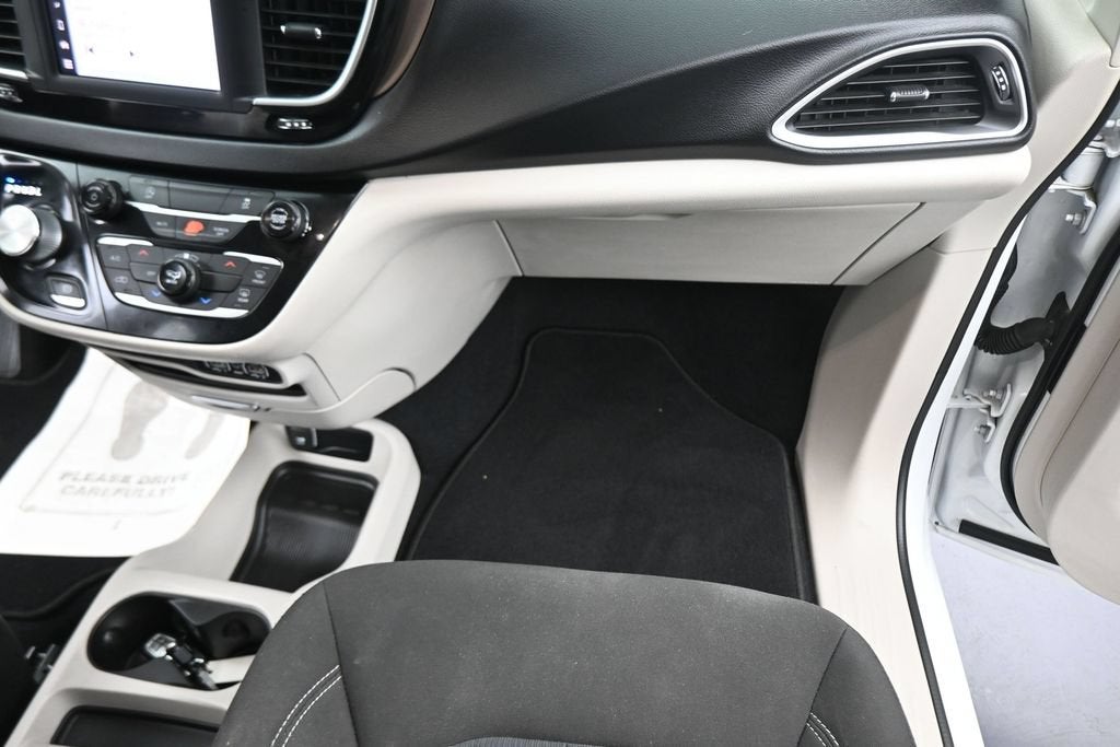 2022 Chrysler Voyager LX