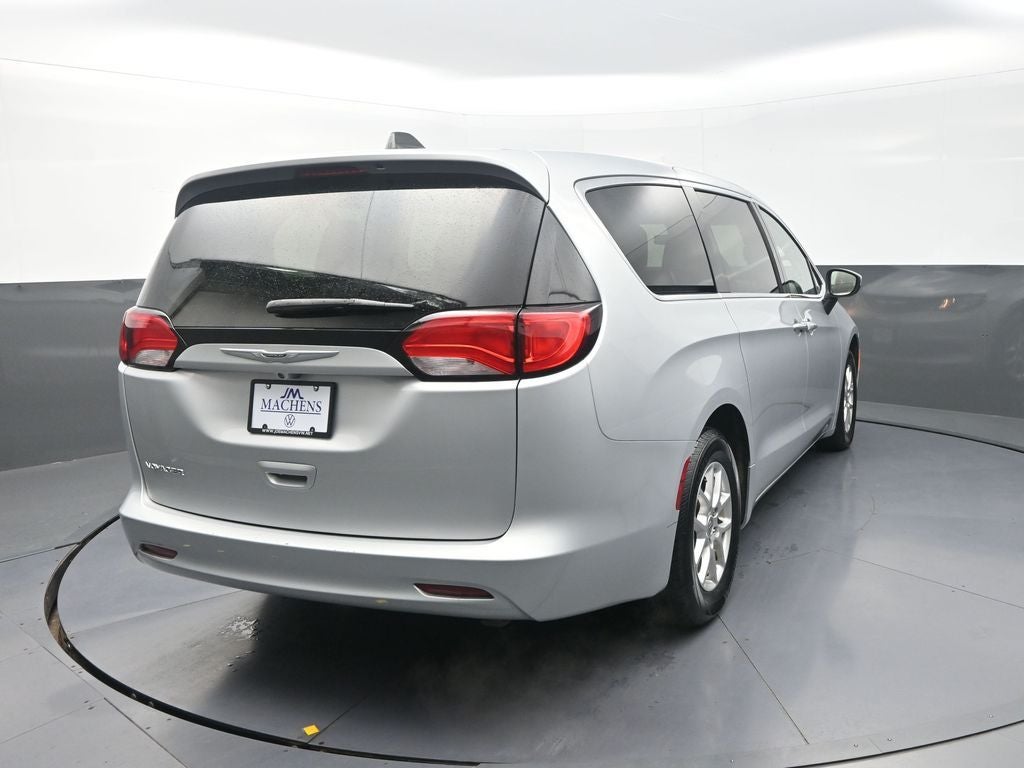2022 Chrysler Voyager LX
