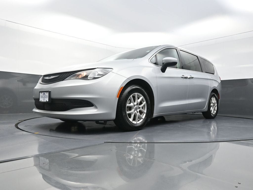 2022 Chrysler Voyager LX