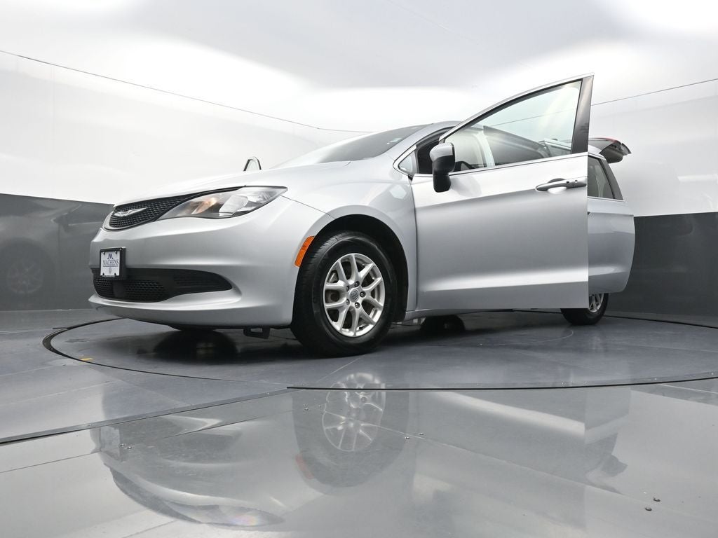 2022 Chrysler Voyager LX