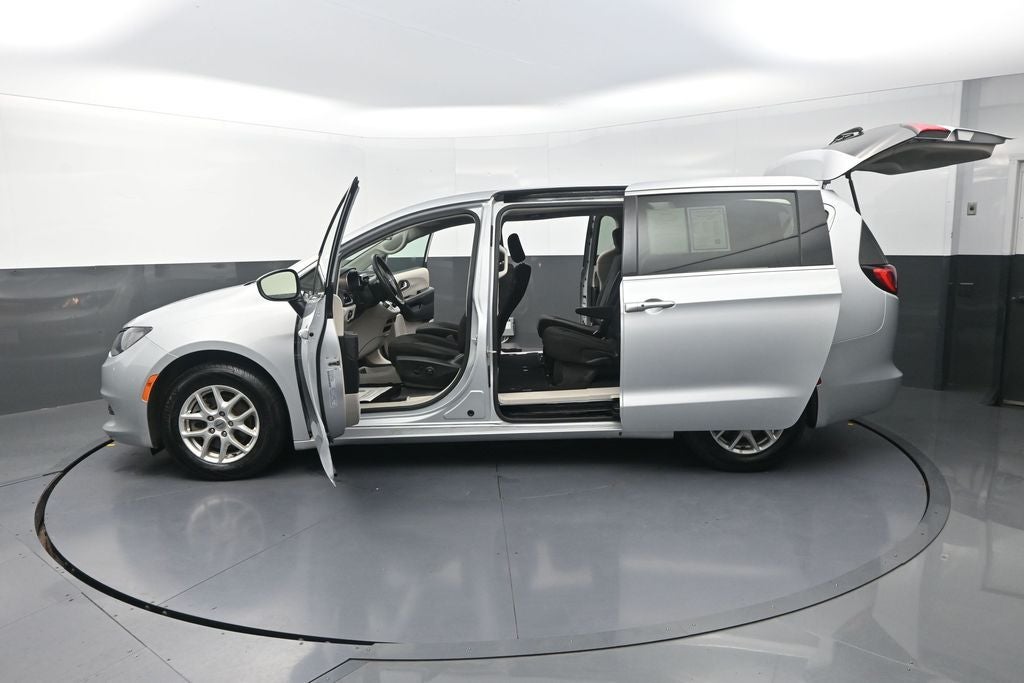 2022 Chrysler Voyager LX