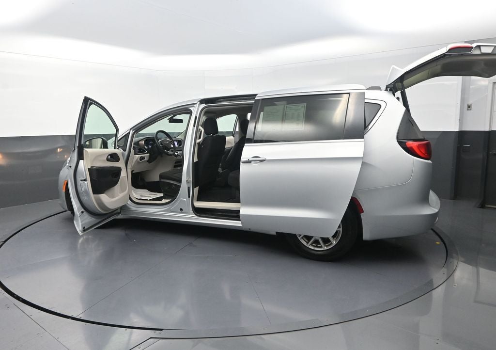 2022 Chrysler Voyager LX