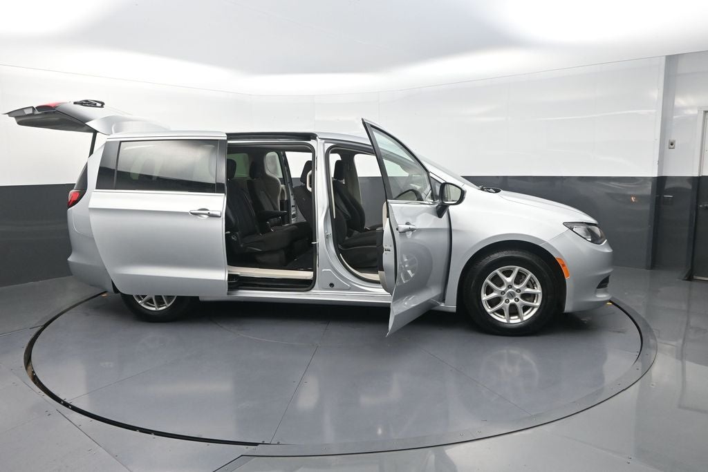 2022 Chrysler Voyager LX