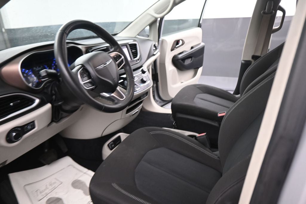 2022 Chrysler Voyager LX