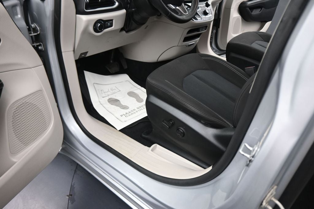 2022 Chrysler Voyager LX