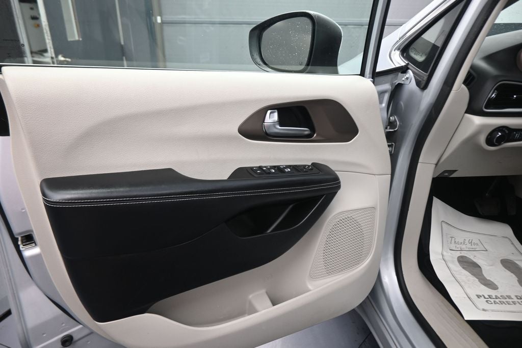 2022 Chrysler Voyager LX