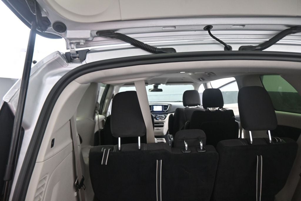 2022 Chrysler Voyager LX