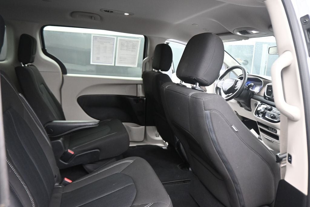 2022 Chrysler Voyager LX
