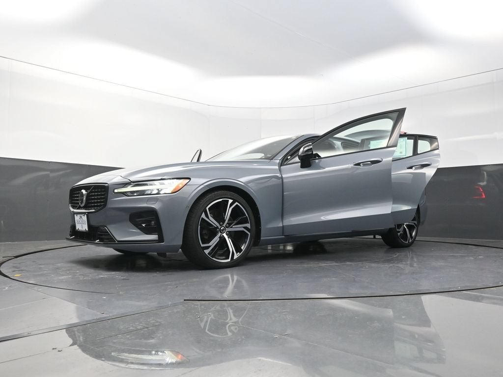 2024 Volvo S60 B5 Plus Dark Theme