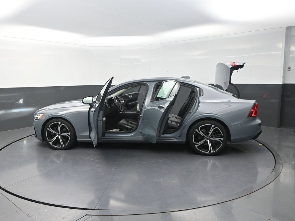 2024 Volvo S60 B5 Plus Dark Theme