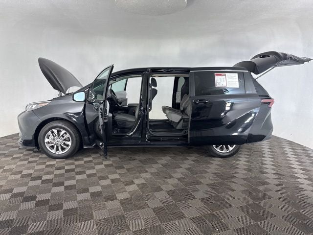 2025 Toyota Sienna LE 8 Passenger
