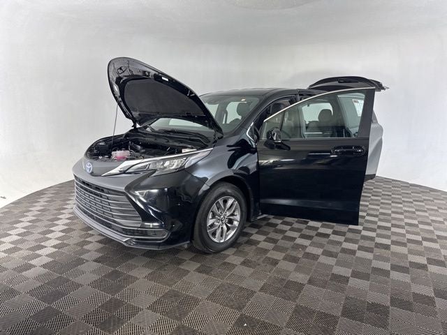 2025 Toyota Sienna LE 8 Passenger