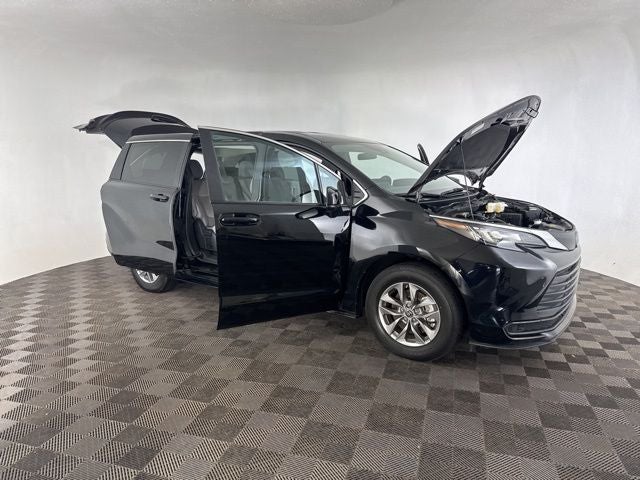2025 Toyota Sienna LE 8 Passenger