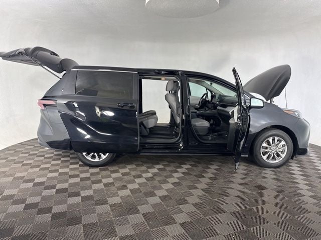 2025 Toyota Sienna LE 8 Passenger