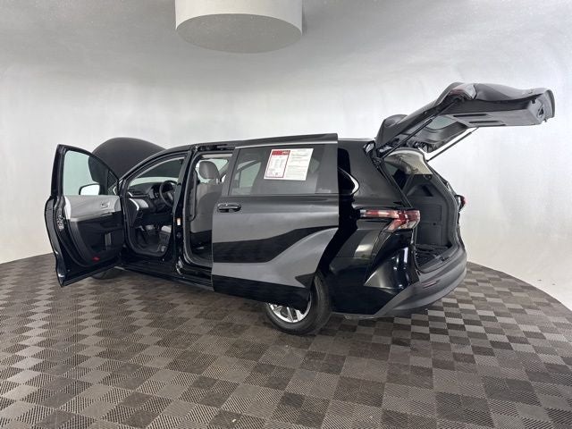 2025 Toyota Sienna LE 8 Passenger