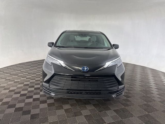 2025 Toyota Sienna LE 8 Passenger