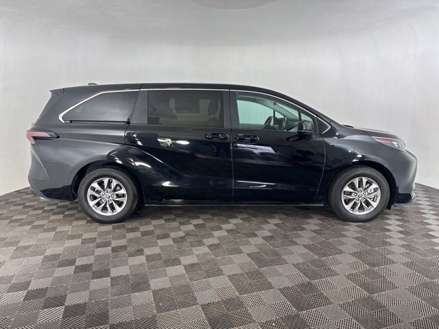 2025 Toyota Sienna LE 8 Passenger