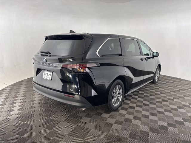 2025 Toyota Sienna LE 8 Passenger