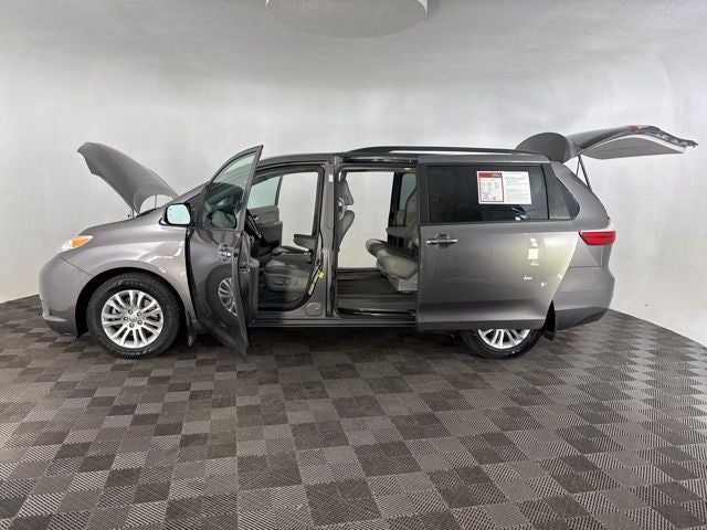 2017 Toyota Sienna XLE Premium 7 Passenger