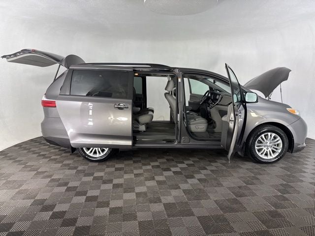 2017 Toyota Sienna XLE Premium 7 Passenger