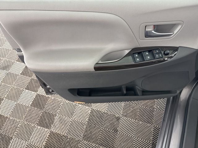 2017 Toyota Sienna XLE Premium 7 Passenger