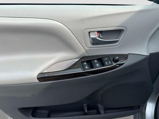 2017 Toyota Sienna XLE 8 Passenger