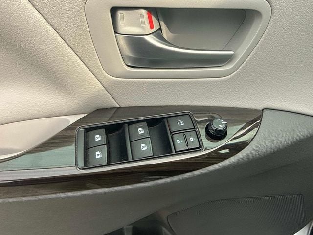 2017 Toyota Sienna XLE 8 Passenger