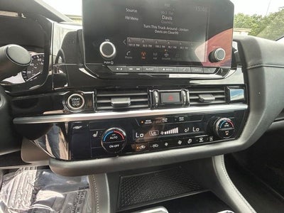 2024 Nissan Pathfinder SV