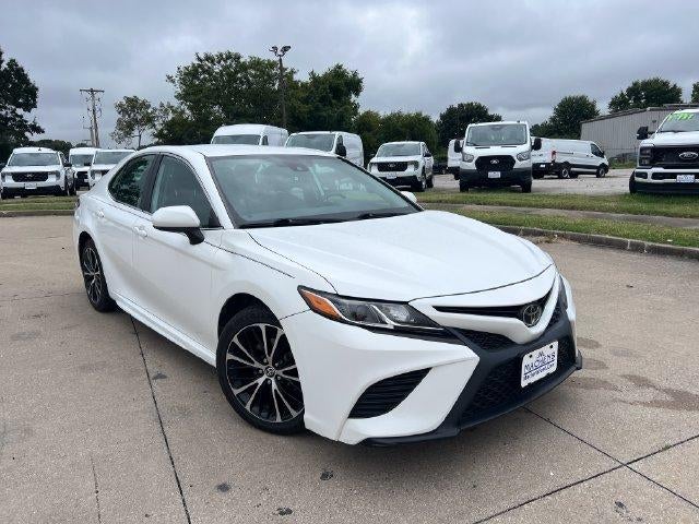 2020 Toyota Camry SE Auto (SE)
