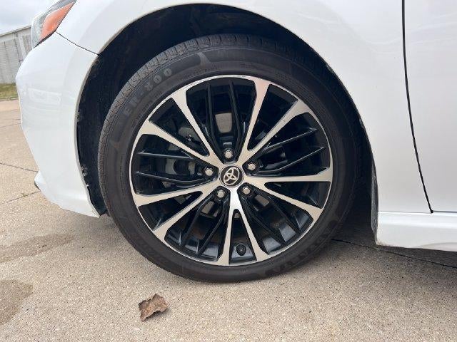 2020 Toyota Camry SE Auto (SE)