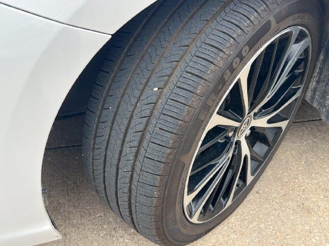 2020 Toyota Camry SE Auto (SE)