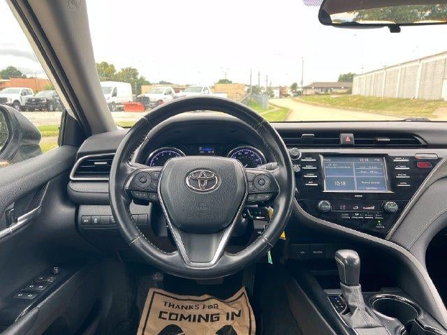 2020 Toyota Camry SE Auto (SE)