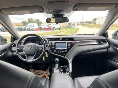 2020 Toyota Camry SE Auto (SE)