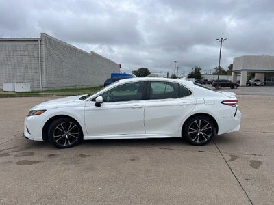 2020 Toyota Camry SE Auto (SE)