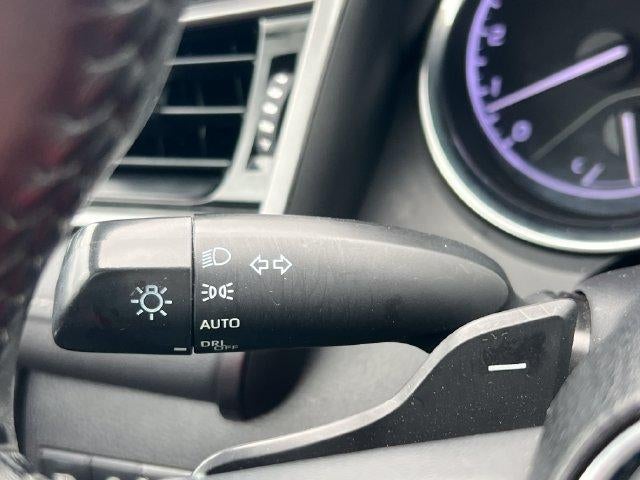 2020 Toyota Camry SE Auto (SE)