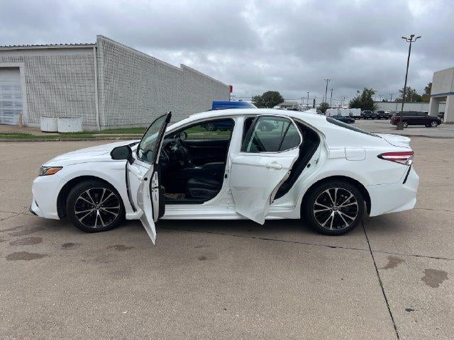2020 Toyota Camry SE Auto (SE)