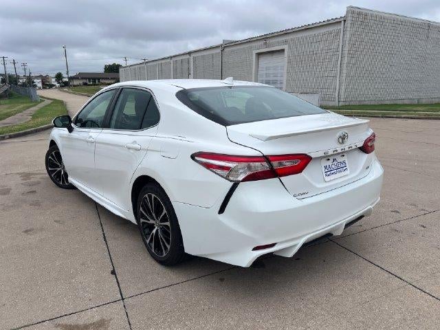 2020 Toyota Camry SE Auto (SE)