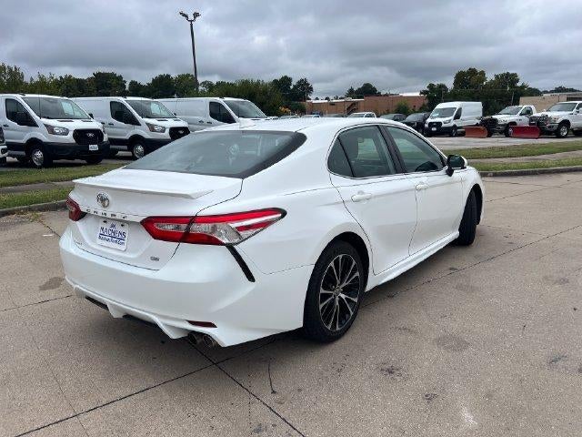 2020 Toyota Camry SE Auto (SE)