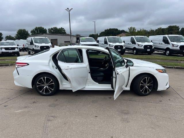2020 Toyota Camry SE Auto (SE)